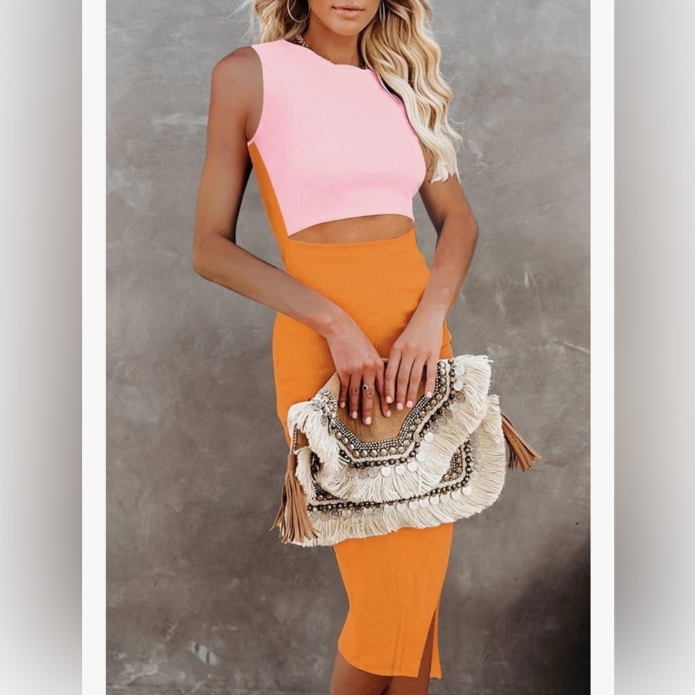 Crew Neck Sleeveless Cutout Side Slit Knee Length Bodycon Midi Dress
8046 - Picture 3 of 5